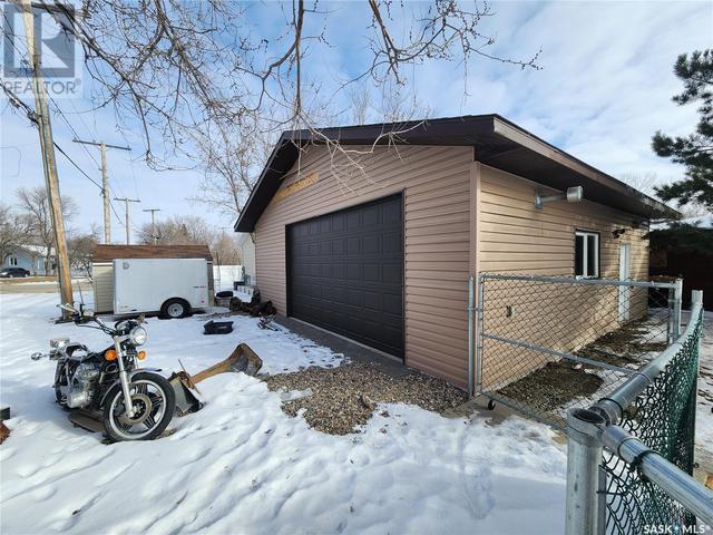 105 Carrol Street, House detached with 6 bedrooms, 2 bathrooms and null parking in Lampman SK | Image 6