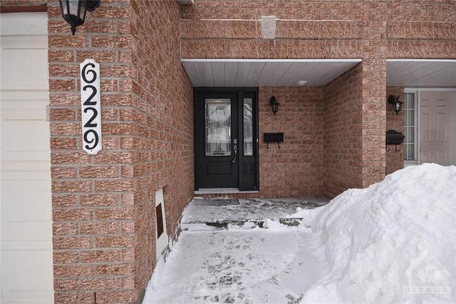 6229 Arbourwood Drive, Townhouse with 3 bedrooms, 3 bathrooms and 3 parking in Ottawa ON | Image 2