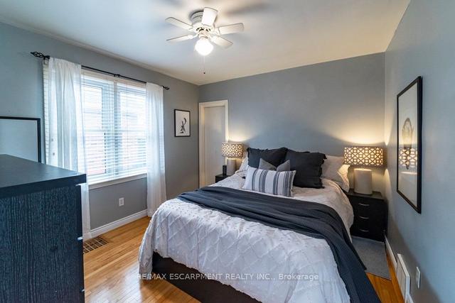 47 East 36th St, House detached with 2 bedrooms, 2 bathrooms and 4 parking in Hamilton ON | Image 2