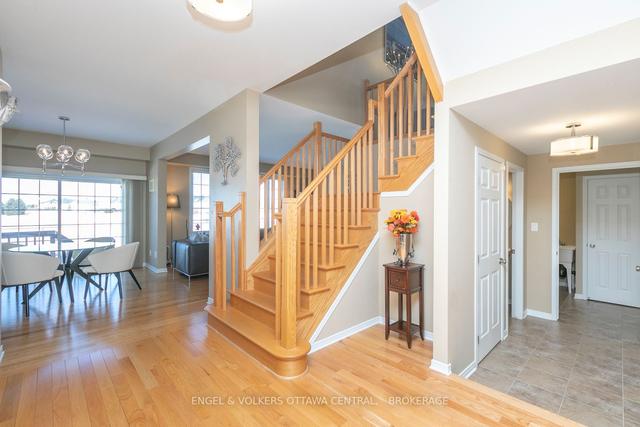 828 Kilbirnie Dr, House detached with 4 bedrooms, 4 bathrooms and 4 parking in Ottawa ON | Image 2