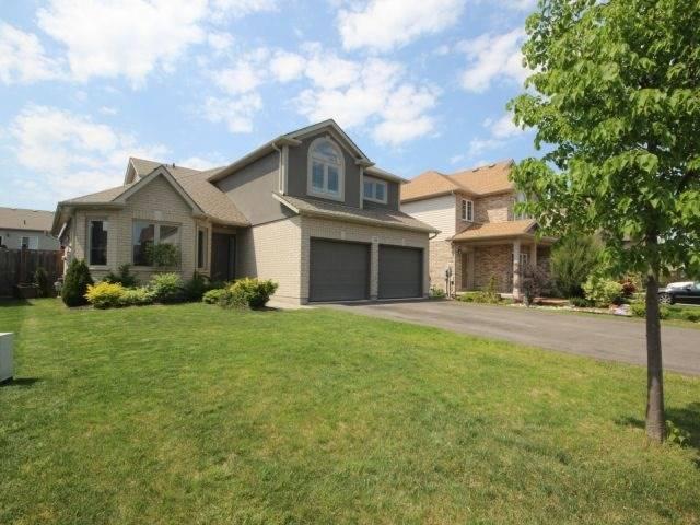35 Agincourt Cres, House detached with 3 bedrooms, 3 bathrooms and 4 parking in St. Catharines ON | Image 2