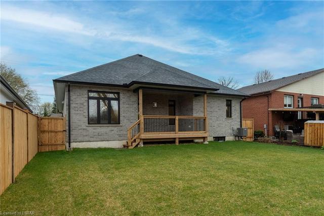 243 Burns Street, House detached with 3 bedrooms, 2 bathrooms and 4 parking in Strathroy Caradoc ON | Image 17