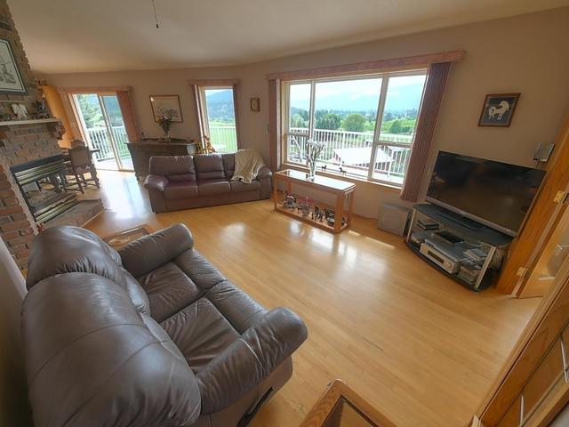 8355 Outlook Road, House detached with 3 bedrooms, 4 bathrooms and null parking in Kootenay Boundary D BC | Image 4