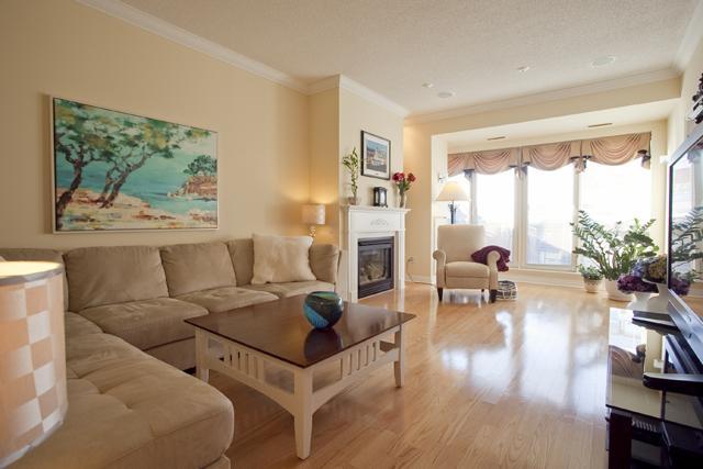uph 100 - 50 Old Mill Rd, Condo with 2 bedrooms, 3 bathrooms and NaN parking in Oakville ON | Image 3