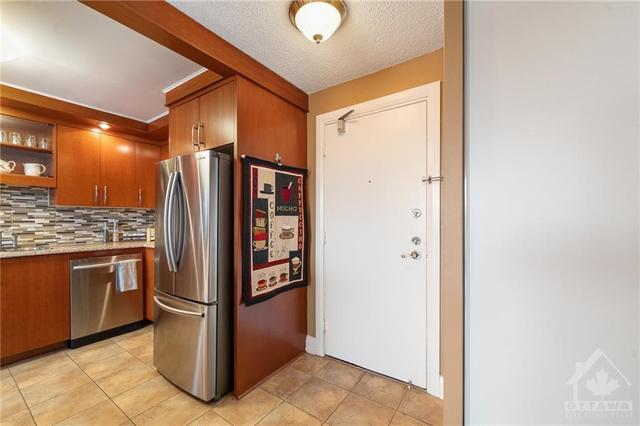 405 - 665 Bathgate Drive, Condo with 3 bedrooms, 2 bathrooms and 1 parking in Ottawa ON | Image 5