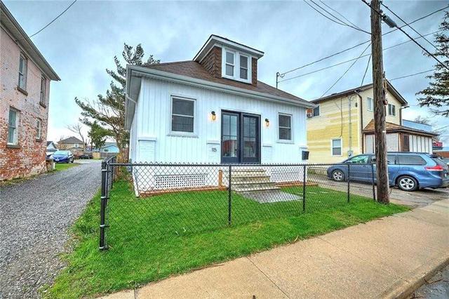 115 Vine St S, House detached with 4 bedrooms, 2 bathrooms and 3 parking in St. Catharines ON | Image 1