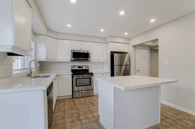 64 Commuter Dr, House attached with 3 bedrooms, 4 bathrooms and 4 parking in Brampton ON | Image 3