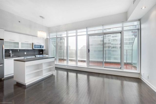 uph12 - 21 Nelson St, Condo with 1 bedrooms, 2 bathrooms and 1 parking in Toronto ON | Image 2