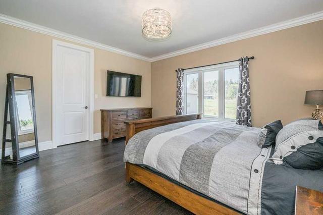125 Sharron Crt, House detached with 2 bedrooms, 4 bathrooms and 15 parking in Mapleton ON | Image 9