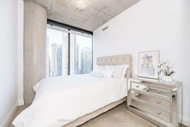 2406 - 224 King St W, Condo with 2 bedrooms, 1 bathrooms and 1 parking in Toronto ON | Image 9