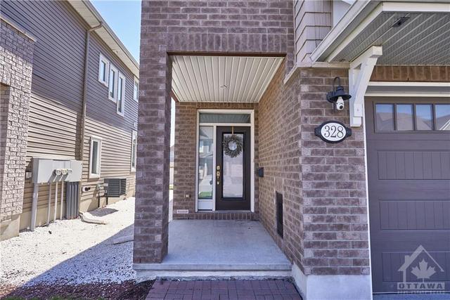 328 Alasken Drive, Townhouse with 4 bedrooms, 3 bathrooms and 3 parking in Ottawa ON | Image 2