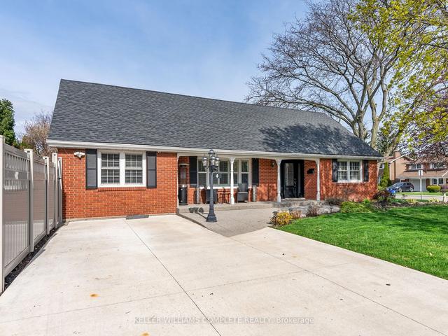 4 Cambria Crt, House detached with 5 bedrooms, 3 bathrooms and 3 parking in Hamilton ON | Image 1