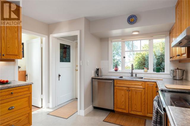 334 Irving Rd, House detached with 2 bedrooms, 1 bathrooms and 2 parking in Victoria BC | Image 11