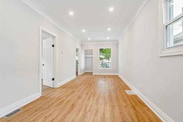 93 East 31st St, Home with 3 bedrooms, 1 bathrooms and 2 parking in Hamilton ON | Image 10