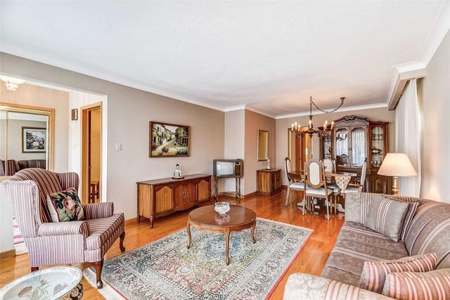 17 Newell Crt, House detached with 3 bedrooms, 2 bathrooms and 4 parking in Toronto ON | Image 2