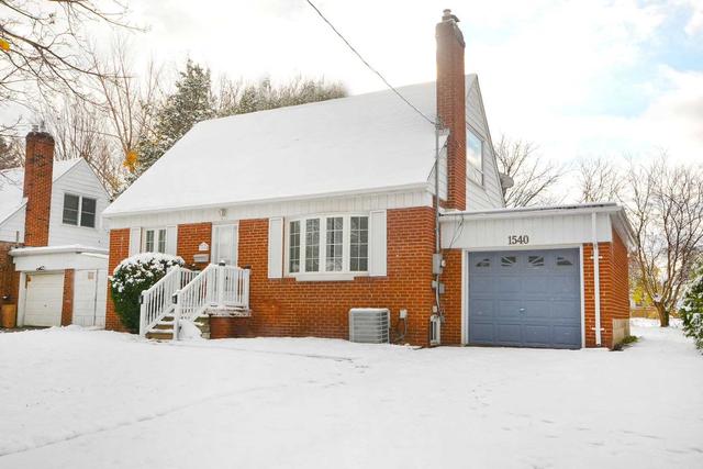 1540 Applewood Rd, House detached with 3 bedrooms, 2 bathrooms and 5 parking in Mississauga ON | Card Image