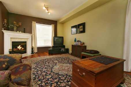 2062 Buckhorn Ave, House detached with 3 bedrooms, 3 bathrooms and 2 parking in Oakville ON | Image 3