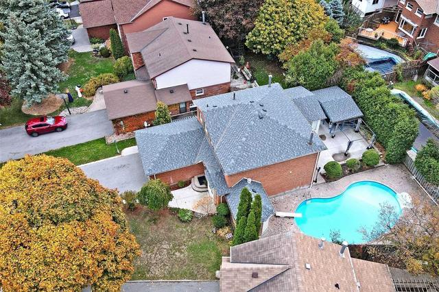 16 Coulton Crt, House detached with 4 bedrooms, 4 bathrooms and 8 parking in Whitby ON | Image 32