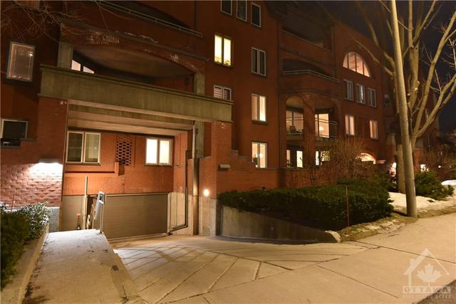 402 - 130 Queen Elizabeth Drive, Condo with 2 bedrooms, 2 bathrooms and 1 parking in Ottawa ON | Image 2