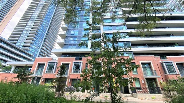 th01 - 2220 Lake Shore Blvd W, Townhouse with 2 bedrooms, 3 bathrooms and 1 parking in Toronto ON | Image 1