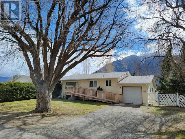 701 Kickbush Avenue, House detached with 4 bedrooms, 1 bathrooms and 1 parking in Keremeos BC | Image 1
