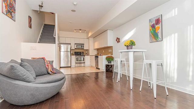 th110 - 15 Brunel Crt, Condo with 1 bedrooms, 1 bathrooms and 1 parking in Toronto ON | Image 2