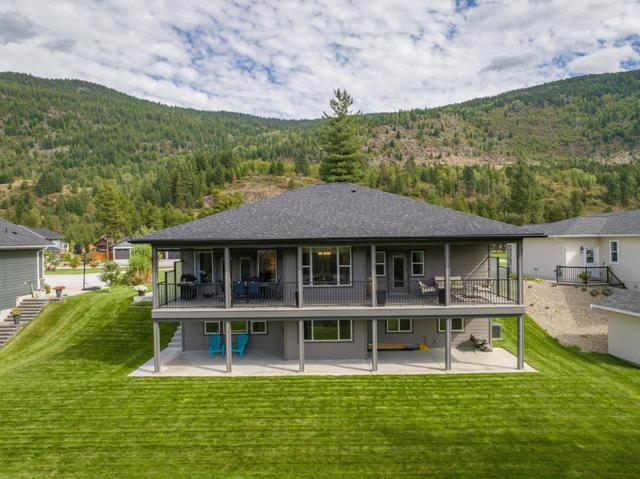 729 Prairie South Road, House detached with 4 bedrooms, 3 bathrooms and null parking in Central Kootenay J BC | Image 6