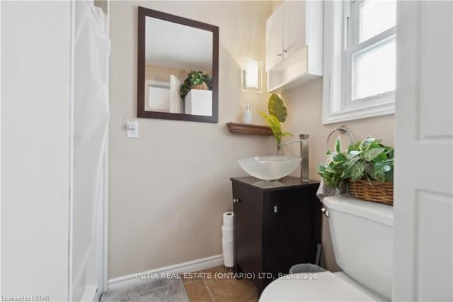 118 Cobden St, House detached with 2 bedrooms, 2 bathrooms and 3 parking in Sarnia ON | Image 10
