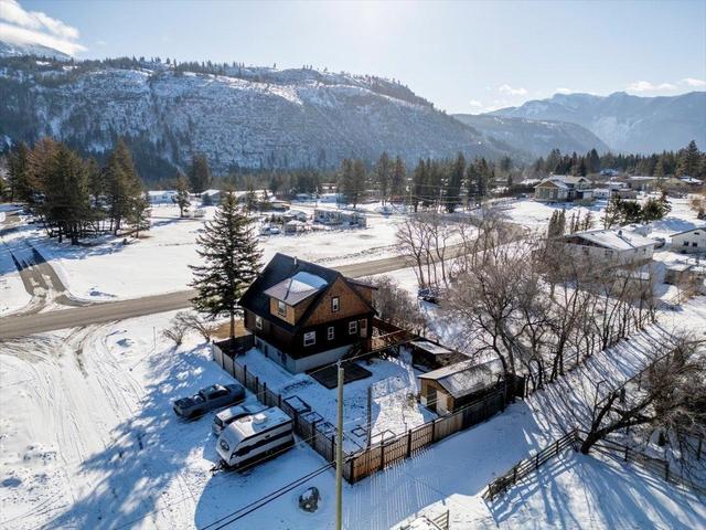 9115 Main Street, House detached with 3 bedrooms, 2 bathrooms and 3 parking in East Kootenay B BC | Image 8
