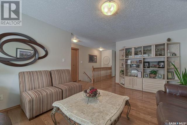 925 Carleton Street W, House detached with 3 bedrooms, 3 bathrooms and null parking in Moose Jaw SK | Image 3