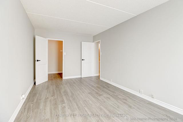 901 - 2 Glamorgan Ave, Condo with 2 bedrooms, 1 bathrooms and 1 parking in Toronto ON | Image 3