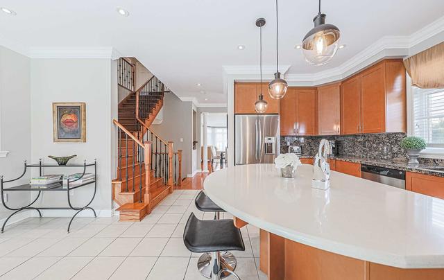 38 Gamla Rd, House detached with 5 bedrooms, 4 bathrooms and 7 parking in Vaughan ON | Image 3