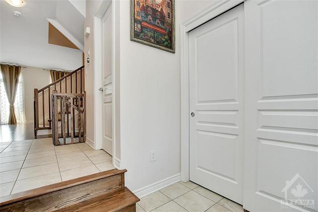 b - 199 Shinny Avenue, Townhouse with 3 bedrooms, 3 bathrooms and 2 parking in Ottawa ON | Image 3