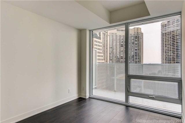 3910 - 88 Harbour St, Condo with 3 bedrooms, 2 bathrooms and 1 parking in Toronto ON | Image 7
