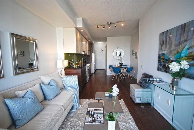 3106 - 121 Mcmahon Dr, Condo with 1 bedrooms, 1 bathrooms and 1 parking in Toronto ON | Image 2