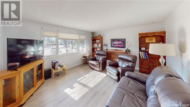 2924 3rd Avenue N, House detached with 3 bedrooms, 2 bathrooms and null parking in Regina SK | Image 3