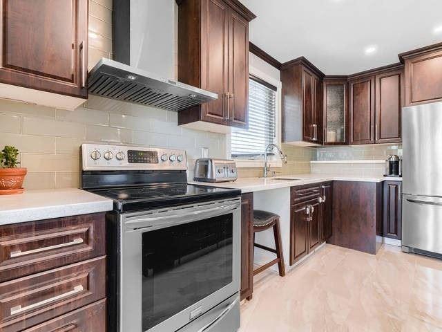 33 Edgemont Dr, House detached with 3 bedrooms, 2 bathrooms and 8 parking in Brampton ON | Image 3