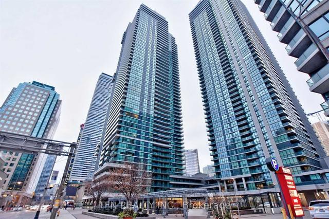 302 - 33 Bay St, Condo with 1 bedrooms, 1 bathrooms and 1 parking in Toronto ON | Image 1