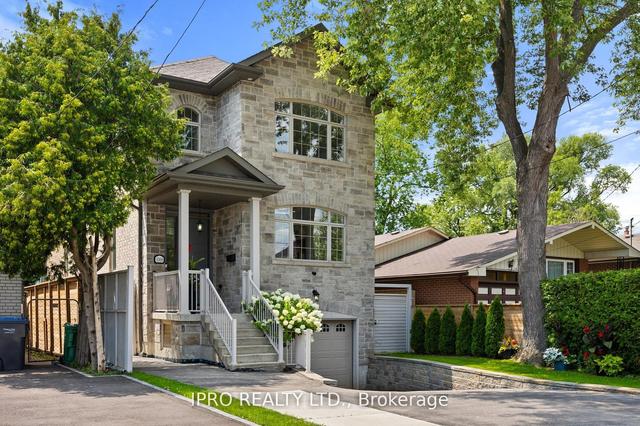 1068 Eastmount Ave W, House detached with 3 bedrooms, 4 bathrooms and 6 parking in Mississauga ON | Image 1