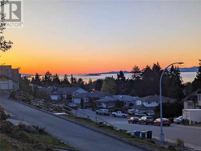 5182 Dunn Pl, House detached with 3 bedrooms, 3 bathrooms and 2 parking in Nanaimo BC | Image 3