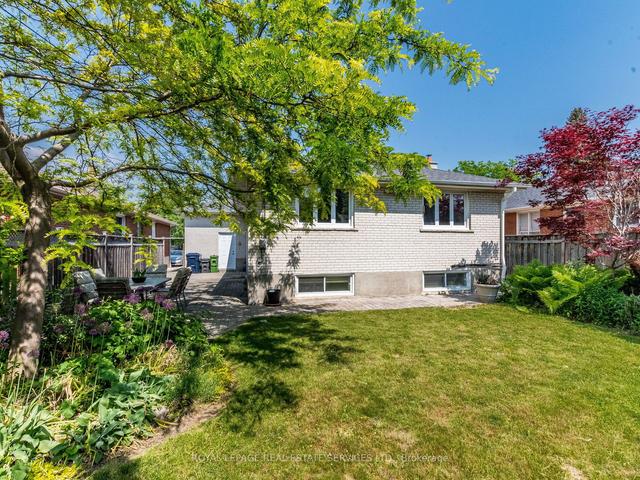 29 Castle Green Cres, House detached with 3 bedrooms, 3 bathrooms and 5 parking in Toronto ON | Image 35