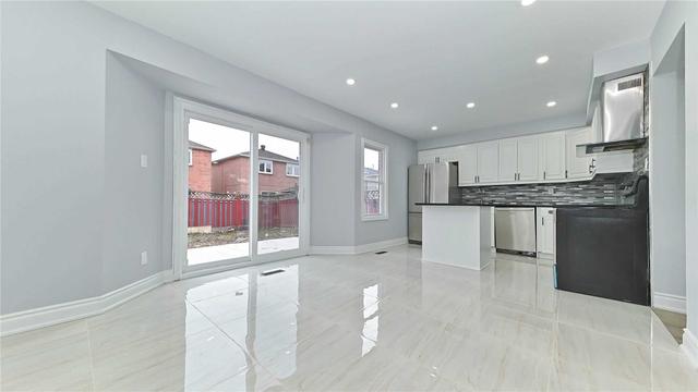 34 Woodside Crt, House detached with 3 bedrooms, 4 bathrooms and 3 parking in Brampton ON | Image 5