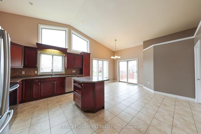6992 Julie Dr, House detached with 3 bedrooms, 2 bathrooms and 4 parking in Niagara Falls ON | Image 3