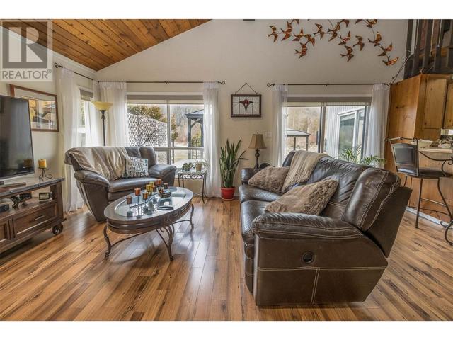 1413 Silver Sands Road, House detached with 3 bedrooms, 2 bathrooms and 1 parking in Sicamous BC | Image 16