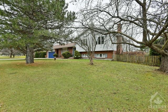 108 Inniskillin Drive, House detached with 3 bedrooms, 3 bathrooms and 6 parking in Ottawa ON | Image 2
