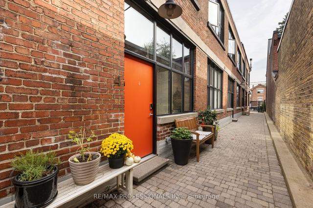 4 - 200 Clinton St, Townhouse with 2 bedrooms, 2 bathrooms and 1 parking in Toronto ON | Image 1