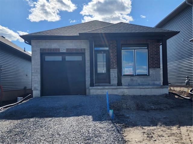 240 Lafayette Street, House detached with 2 bedrooms, 2 bathrooms and 1 parking in Haldimand County ON | Image 2