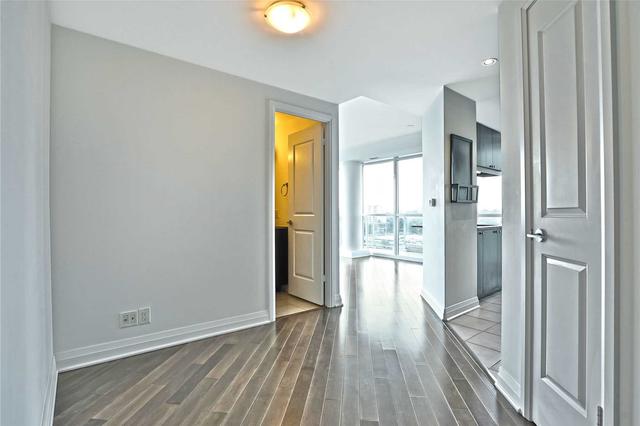 1003 - 1055 Southdown Rd, Condo with 2 bedrooms, 2 bathrooms and 1 parking in Mississauga ON | Image 2