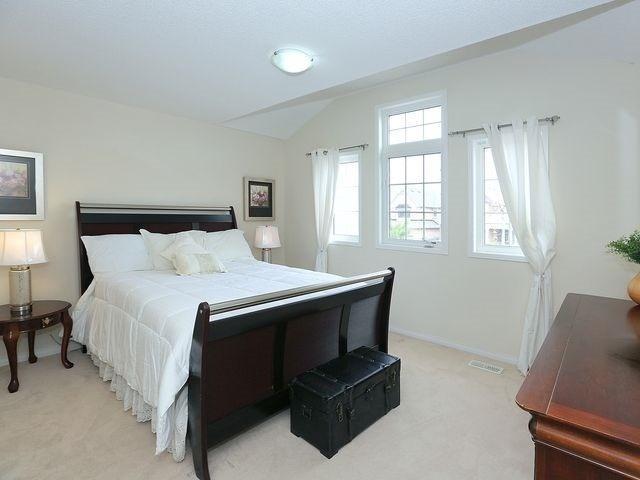 1027 Schooling Dr, House detached with 4 bedrooms, 4 bathrooms and 4 parking in Oshawa ON | Image 12
