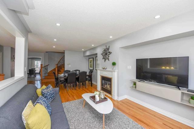 19 Cedarvalley Blvd, House attached with 4 bedrooms, 3 bathrooms and 4 parking in Brampton ON | Image 2